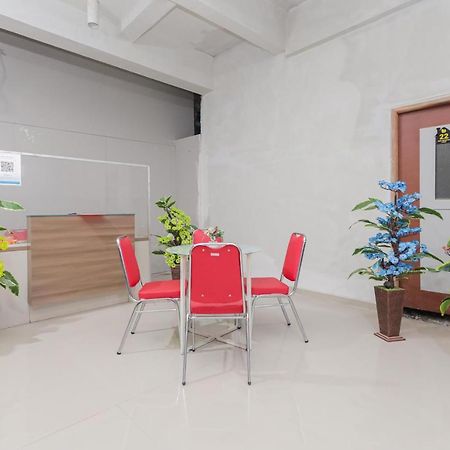 Reddoorz @ Gedangan Sidoarjo Hotel Exterior photo