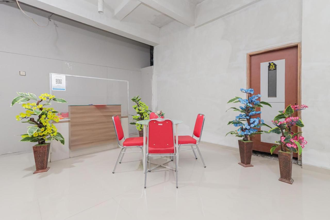Reddoorz @ Gedangan Sidoarjo Hotel Exterior photo